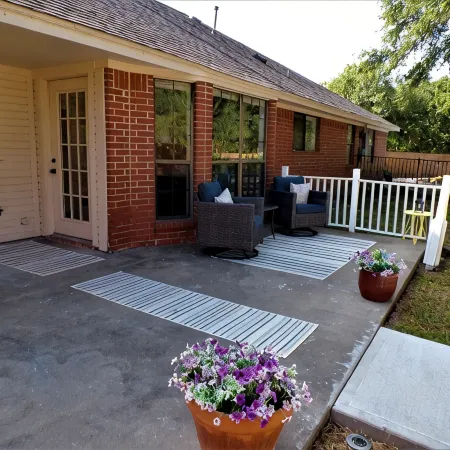Backyard Oasis with Private Pool, SPA and Putting Green only 2 Miles from TAMU!