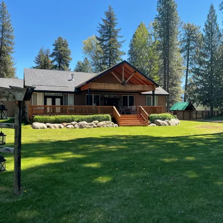 Cozy 2+ bedroom riverfront house in tranquil Cle Elum. Your home away from home.