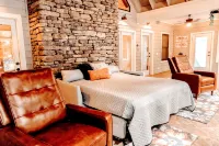 Newly Renovated White River Retreat, Breathtaking Views of the River, Sleeps 18 - Family