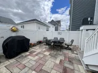 A cozy house that sleeps 10 just a few blocks from the beach - Wifi