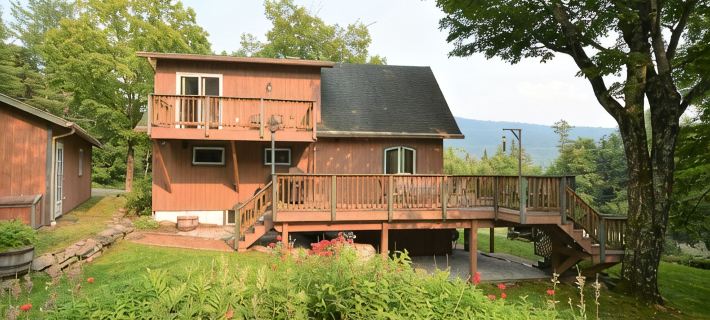 Edelweiss! A Luxurious 5 Bed Ski Chalet 5 Mins to Jay Peak, Vermont オーリアンズのホテル