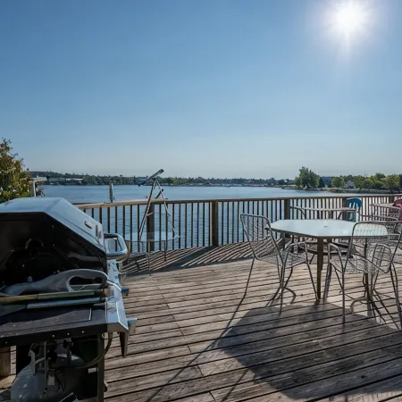 Waterfront cottage 3bdrm