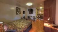 Halls Creek Motel - С бассейном