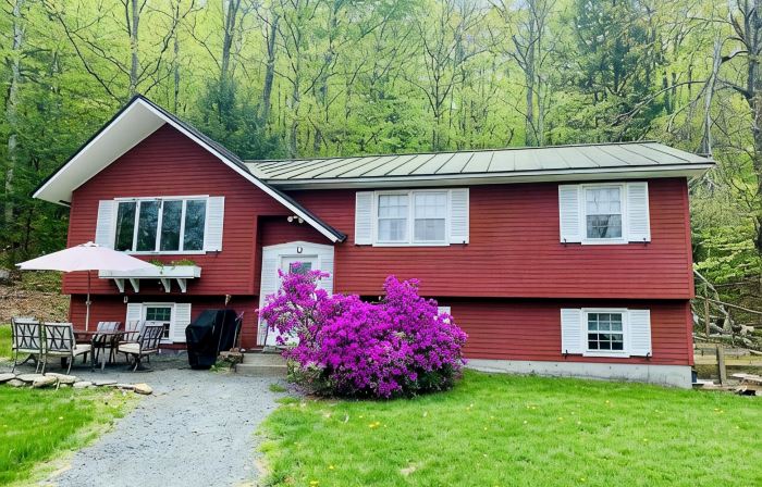 Perfect Lake or Mountain Getaway Less Than 5 Minutes Away