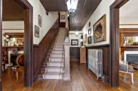 Twin Maples Farmhouse-Walk to Dining, Shops & Pubs - 4-Star