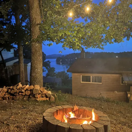 Beautiful 2 bedroom cabin with amazing lake views