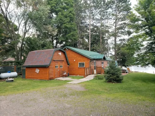 萊克賽德·巴特納特湖畔溫馨愜意、全年開放小屋，可攜帶犬衹 - 木屋