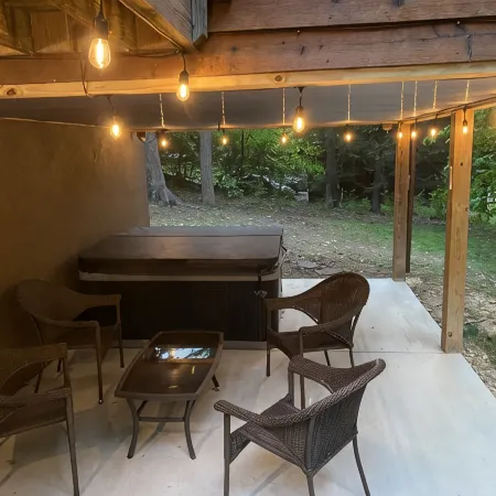 Newly Remodeled, Close to the lake, hot tub, and game room