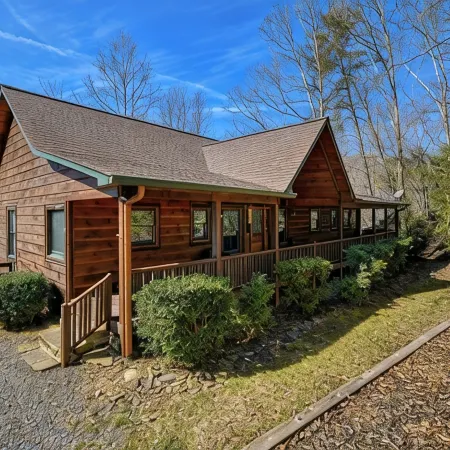 Vintage Luxury Creekside Cabin ~ King Bed, Hot Tub, Fire Pit & Game Room, Dog Ok