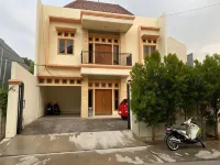 RedDoorz at Meruya Utara Hotel dekat Taman Pintu Kampung Blok DD Palm Ganda Asri 2