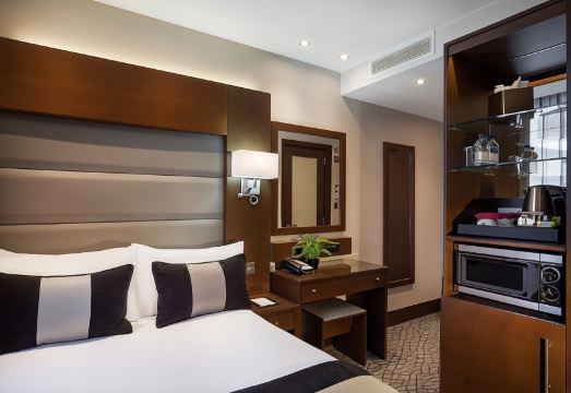 [파크 그랜드 패딩턴 코트의 아늑한 침실 전경]