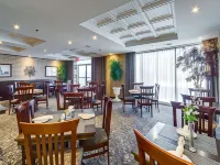Monte Carlo Inn Airport Suites Hotels near Apollo Convention Centre