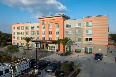 Holiday Inn Express & Suites Hawaiian Gardens