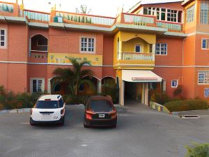 Tropical Court Hotel