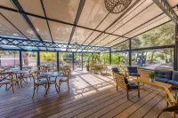 La Villa Vicha, the Originals Relais Hotels in Lunel