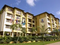 Sea Cliff Court Hotel & Luxury Apartments Hotels near Coco Beach