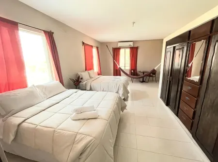 Arnold's Guest House Отели в г. Санта Фэмилия Виллидж