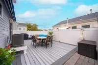 ONE block from the beach. Outdoor lounge seating, perfect for entertaining!