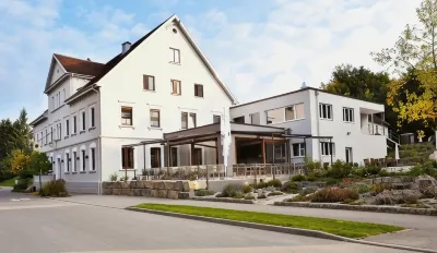 Land-Gut-Hotel Landgasthof Zur Rose فنادق في Hayingen