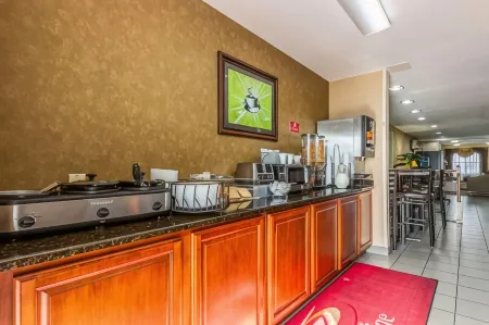 Econo Lodge Inn & Suites Evansville Отели рядом с достопримечательностью «Истленд Молл»