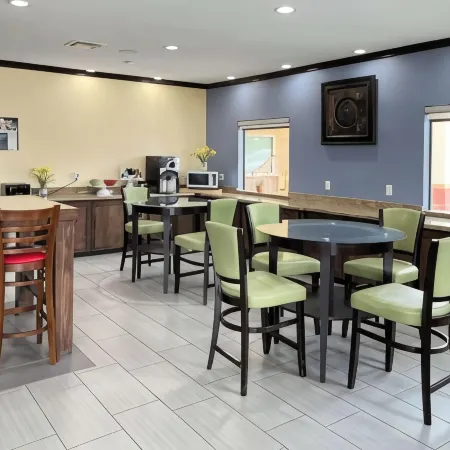 Days Inn & Suites by Wyndham Gonzales TX