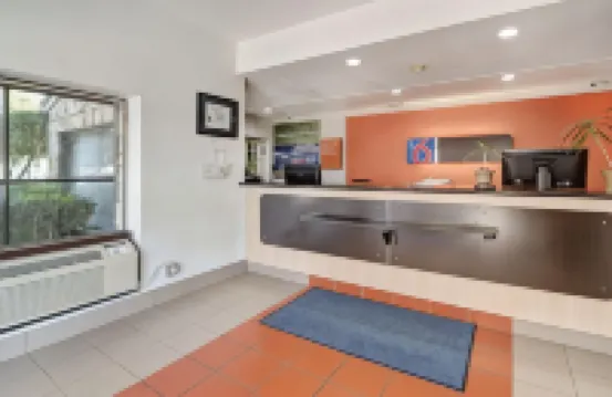 達拉斯森林車道6號汽車旅館