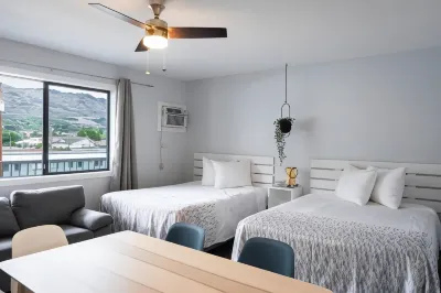 Poplars Motel on the Lake Отели рядом с достопримечательностью «The Dubh Glas Distillery Ltd.»