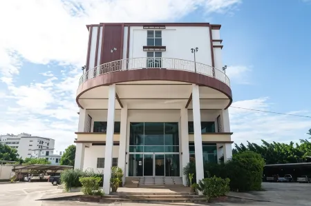 River Hotel - The Outstanding Venues Nakhon Pathom Отели рядом с достопримечательностью «Пхра Патом Чеди»