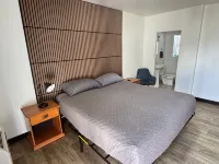 Mac's Motel