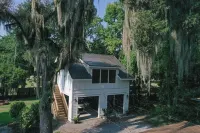 Charming Carriage house Near Old Town Bluffton! Hotels in Bluffton