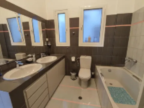 Dr. J. Spon Apartment