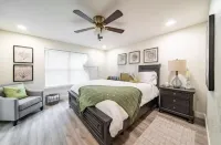 Modern Stay 15 Mins to Downtown SA, 5 Mins to Lackland AFB – Perfect for BMT! Hotels near USAF Airman Heritage Training Complex, JBSA-Lackland, TX