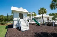 Charming Beach Retreat with Golf Cart and Access to Pools - Inviting Oasis Hotels in Sunnyside