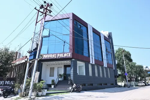 Hotel Navraj Palace - 2つ星