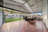 Sunny Dais Beachfront - stunning views of the Marina, Clifftops and Port Vincent