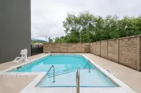 La Quinta Inn & Suites by Wyndham Chattanooga - Lookout Mtn - piscina