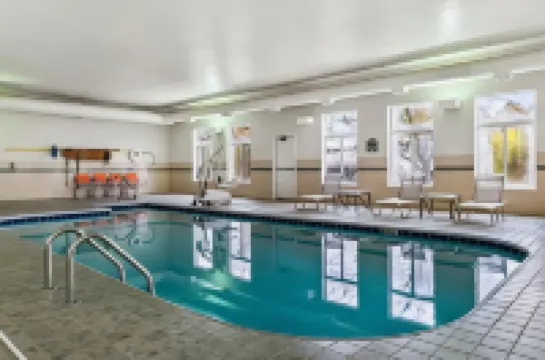 โรงแรม ฮอลิเดย์ อินน์ เอ็กซ์เพรส แอนด์ สวีทส์ แมเรียน บาย IHG