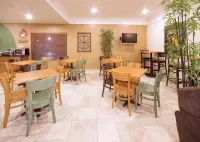 AmericInn by Wyndham Johnston des Moines فنادق في Urbandale