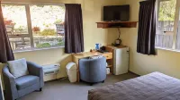 The Peninsula Kaikoura Hotels near Fyffe House