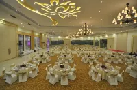 KK Royal Hotel & Convention Centre Hotels in Amer