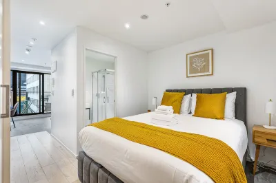 Stylish Modern Unit w Balcony and Pool Zodiak Stays Hotel di 