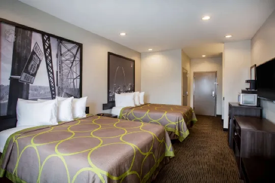 Super 8 by Wyndham St. Louis North Отели рядом с достопримечательностью «Парк Бисселл Хилс»