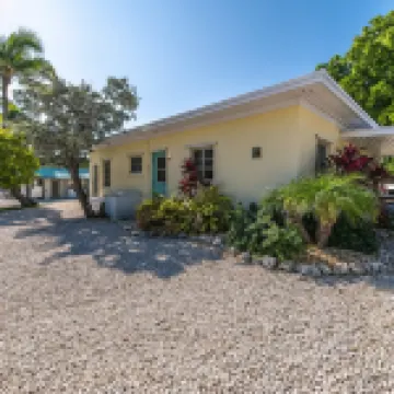 Tiki Hut and Dockage for Boats - Charming Coastal Haven