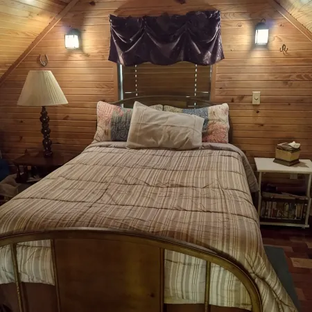 Cozy cabin in the woods. Peaceful and only 15 minutes to Mountain View.