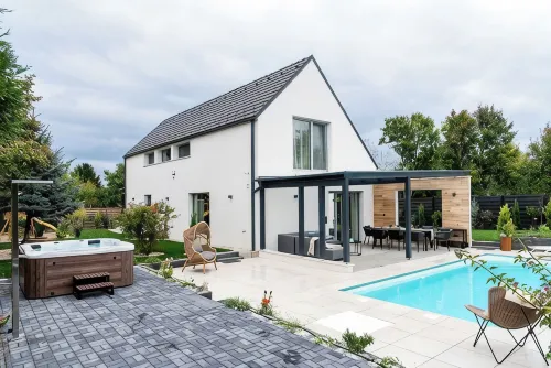 4-bedroom house in marvelous Balatonakarattya with pool, jacuzzi and sauna. - 4 星級