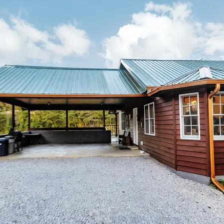 Bridgeview Bend - Charming 3-bedroom house with spacious yard and seasonal creek