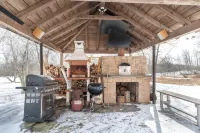 Lake Ariel Winter Getaway: King Bed, Fireplace, Wood Burning Sauna, Skiing Views - Homestays