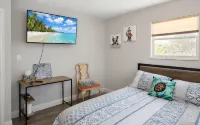 A Tropical Paradise, 2-bedroom townhouse with AC, WiFi, & pool in Ft. Myers