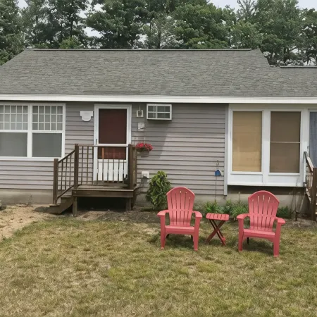 Charming 2-bedroom cottage with all the amenities you need!