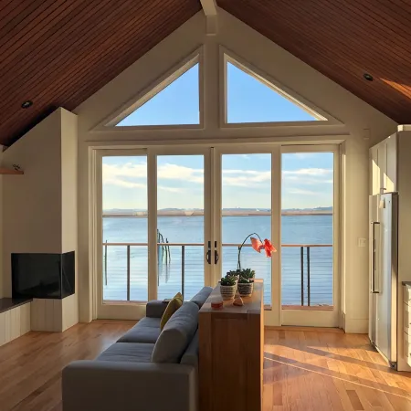 Waterfront Escape - Spectacular Views, Only 5 Minutes from Boston Airport